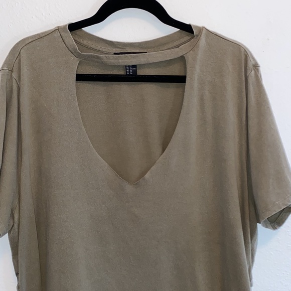 Forever 21 Plus Size V Neck Cutout - Picture 2 of 5